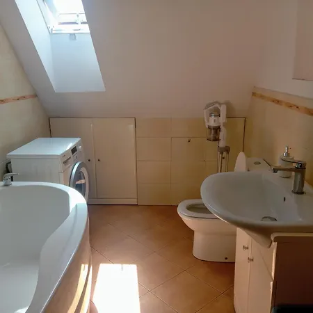 Dwupoziomowy Z Garazem I Ochrona, Obok Przystanku, I Spokojny Dla Rodzin * Wysoka (Wroclaw)